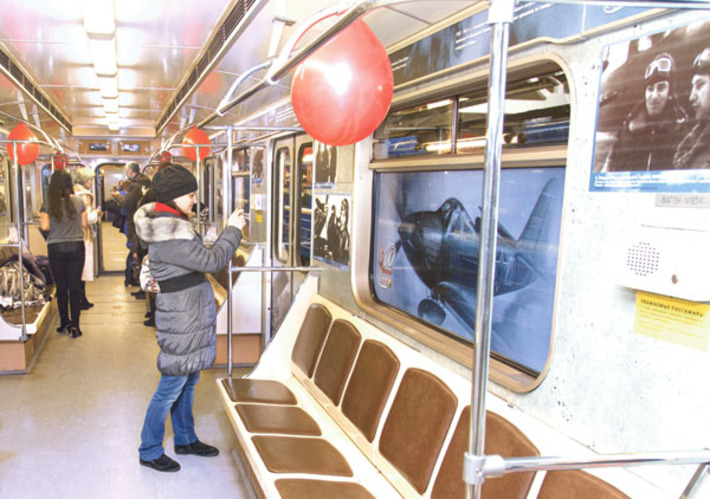 Организаторы выставки убеждены,  что путешествие в таком вагоне метро побудит многих новосибирцев посетить краеведческий музей, в котором хранятся около пятисот экспонатов, связанных  с именем Александра Ивановича.  Фото Аркадия УВАРОВА