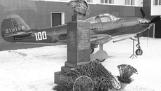 Рядом с бюстом  героя можно увидеть легендарную «Аэрокобру». Фото Аркадия УВАРОВА