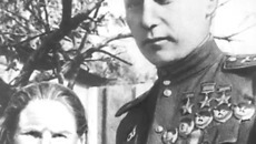 Александр Покрышкин с матерью Ксенией Степановной. Новосибирск, 1944 г.