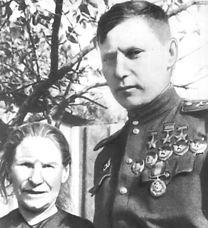 Александр Покрышкин с матерью Ксенией Степановной. Новосибирск, 1944 г.