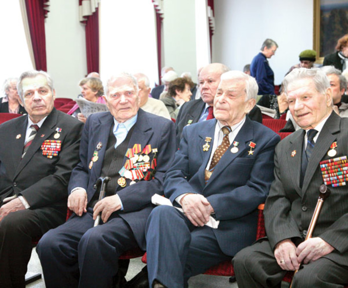 В центре — участники Сталинградской битвы Михаил Иосифович Химченко  и Александр Иванович Брыкин. Фото Михаила ПЕРМИНА