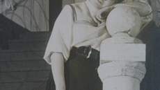 Актриса Елена Агаронова приехала в Новосибирск из Ленинграда в 30-е годы.  Во время войны она не только вдохновляла своим мастерством жителей города, но и активно гастролировала в Кузбассе, выступая перед шахтерами.