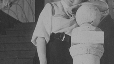 Актриса Елена Агаронова приехала в Новосибирск из Ленинграда в 30-е годы.  Во время войны она не только вдохновляла своим мастерством жителей города, но и активно гастролировала в Кузбассе, выступая перед шахтерами.