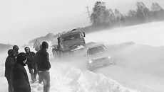Трасса на Ленинск-Кузнецкий стала главным полигоном сражения людей со стихией. Фото с сайта УГИБДД по Новосибирской области
