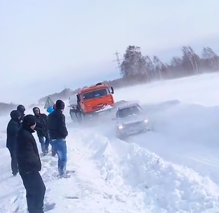 Трасса на Ленинск-Кузнецкий стала главным полигоном сражения людей со стихией. Фото с сайта УГИБДД по Новосибирской области