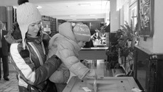 На участке № 804 в Краснообске явка избирателей была в полтора раза выше средней по району. Проголосовать маме Евгении Кремневой помогает дочь Алёна. Фото Михаила ПЕРМИНА