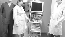 Для молодых хирургов Купинской ЦРБ Александра Дмитрука и Ивана Неганова оперировать, используя лапароскопическую стойку, стало обычной практикой. Фото Марины ЛУПЕЙКЕНЕ