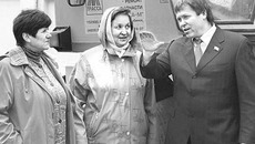 Пример взаимодействия. Алексей Александров с жителями округа «принимают» после реконструкции дорогу на Ключ-Камышенском плато. Фото предоставлено депутатом