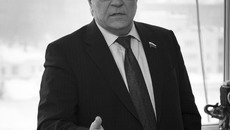 Разговор о том, какие решения готовятся и принимаются в Федеральном собрании, Виктор Косоуров называет разговором «за жизнь»: «В моем понимании жизнь и то, из чего она складывается, — это и есть моя работа». Фото Аркадия УВАРОВА