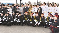 Мэр Владикавказа Сергей Дзантиев (в центре) с ветеранами и молодежью. Фото предоставлено администрацией местного самоуправления Владикавказа