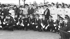 Мэр Владикавказа Сергей Дзантиев (в центре) с ветеранами и молодежью. Фото предоставлено администрацией местного самоуправления Владикавказа