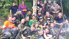 Поисковый отряд в Ленинградской области. Август 2009 г. После рабочего дня.  В центре — Наталья Некрасова. Фото из архива «Советской Сибири»