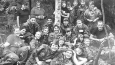 Поисковый отряд в Ленинградской области. Август 2009 г. После рабочего дня.  В центре — Наталья Некрасова. Фото из архива «Советской Сибири»