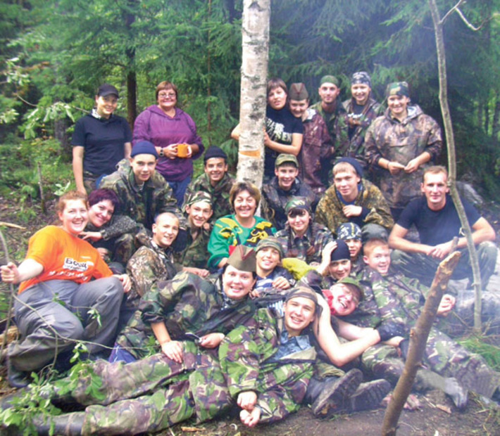 Поисковый отряд в Ленинградской области. Август 2009 г. После рабочего дня.  В центре — Наталья Некрасова. Фото из архива «Советской Сибири»