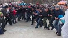 Современные парни были не прочь сразиться стенка на стенку.  Фото Аркадия УВАРОВА