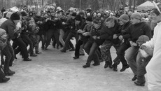 Современные парни были не прочь сразиться стенка на стенку.  Фото Аркадия УВАРОВА