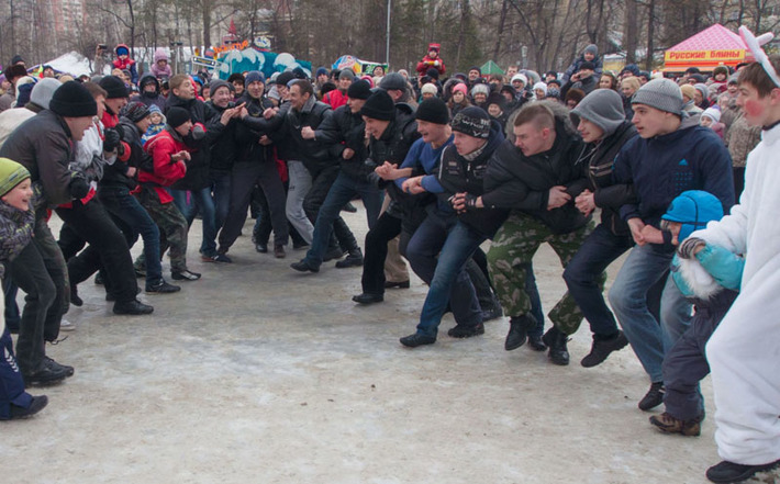 Современные парни были не прочь сразиться стенка на стенку.  Фото Аркадия УВАРОВА