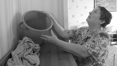 Пенсионерка Нина Крымова в числе других жильцов стала жертвой ночного потопа. Фото Михаила ПЕРМИНА