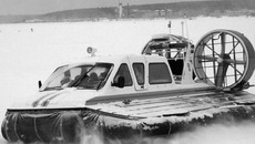 Судно на воздушной подушке «Арго» способно выехать даже на тонкий лед и вместить до 13 человек. Фото Светланы СЫСОЕВОЙ