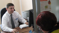Работа с клиентом требует повышенного внимания. Фото Веры УТЮПИНОЙ