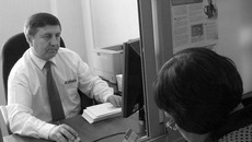 Работа с клиентом требует повышенного внимания. Фото Веры УТЮПИНОЙ