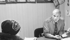 Участковому Максиму Костину за десять лет работы на участке приходилось разбирать конфликты, которые могли бы стать темой для новых гоголевских сюжетов. Фото Михаила ПЕРМИНА