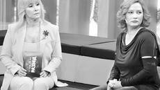 Телеведущая Оксана Пушкина (слева) с одной из героинь своей новой передачи. Фото с сайта vokrug.tv