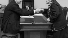 Василий Юрченко Галине Акимовой: «Не волнуйтесь, летом будет новая крыша». Фото Аркадия УВАРОВА