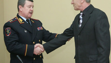 Получая поздравления от Сергея Глушкова, Владимир Золотов смущенно произнес: «Чертовски приятно стоять перед генерал-лейтенантом, спасибо вам!». Фото Михаила ПЕРМИНА