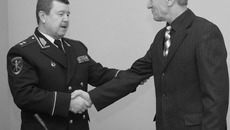 Получая поздравления от Сергея Глушкова, Владимир Золотов смущенно произнес: «Чертовски приятно стоять перед генерал-лейтенантом, спасибо вам!». Фото Михаила ПЕРМИНА