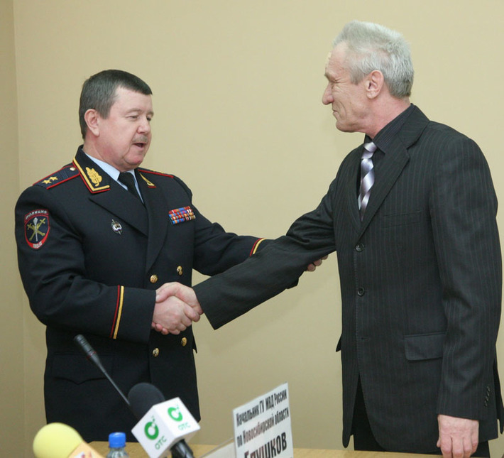Получая поздравления от Сергея Глушкова, Владимир Золотов смущенно произнес: «Чертовски приятно стоять перед генерал-лейтенантом, спасибо вам!». Фото Михаила ПЕРМИНА