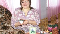 Анна Рощупкина со своими работами. Фото Валерия ГАНИНА