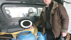 Путешественник заберет с собой часть новосибирской земли. Фото Михаила ПЕРМИНА