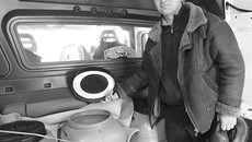 Путешественник заберет с собой часть новосибирской земли. Фото Михаила ПЕРМИНА