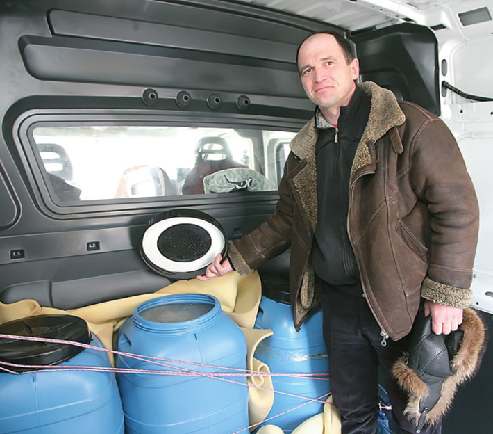 Путешественник заберет с собой часть новосибирской земли. Фото Михаила ПЕРМИНА