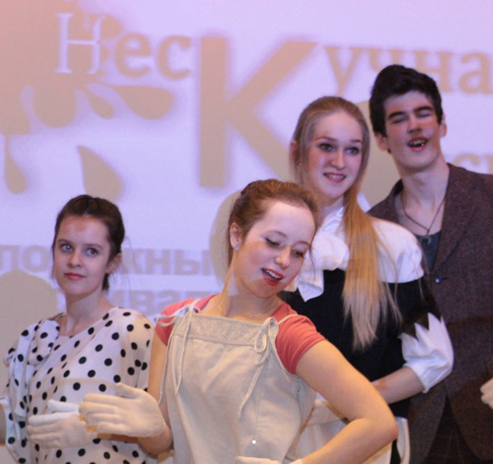 Победитель театральной номинации фестиваля — образцовый поэтический театр «Жираф» из Краснообска. Фото предоставлено Новосибирской областной юношеской библиотекой