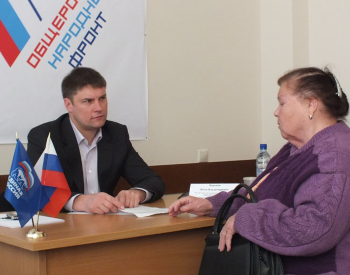 На прием к депутату Илье Воронову граждане приходят с самыми насущными проблемами. Прошедшей зимой это были вопросы снегоуборки. Фото предоставлено помощником депутата