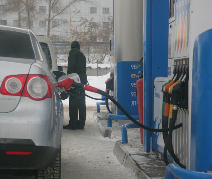 Автовладелец должен быть уверен в качестве приобретаемого им бензина. Фото Михаила ПЕРМИНА