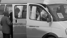 Среди маршрутных такси появились автомобили марок «Форд» и «Пежо». Фото Михаила ПЕРМИНА