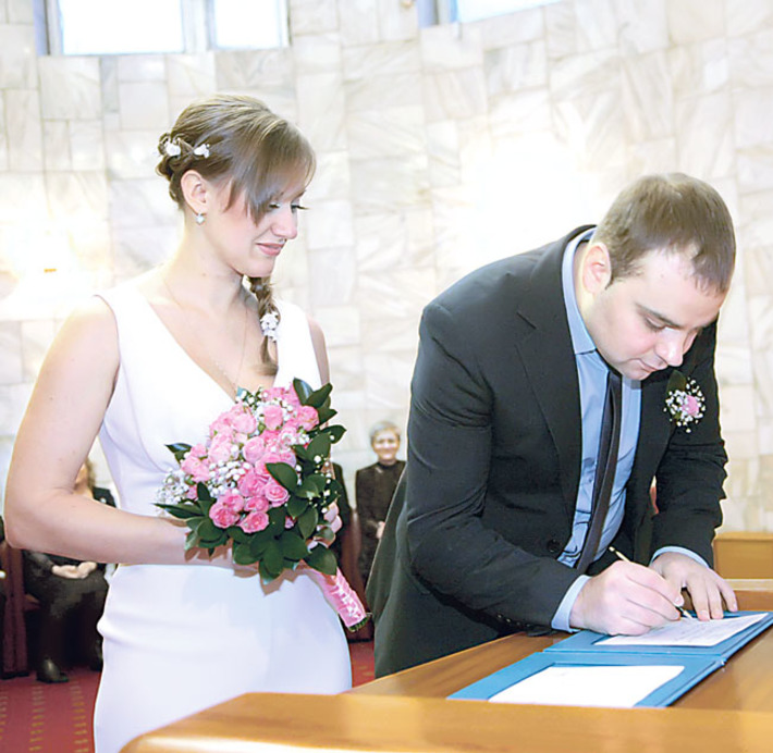 Дворец бракосочетания  до 1 мая работает в обычном режиме. Фото Михаила ПЕРМИНА