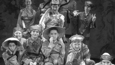 Артисты театра «Мир музыки» в сцене из спектакля «Соловей». Фото предоставлено Новосибирской филармонией