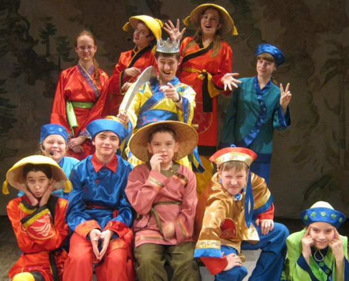 Артисты театра «Мир музыки» в сцене из спектакля «Соловей». Фото предоставлено Новосибирской филармонией