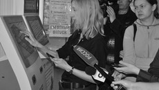 Журналистам продемонстрировали, как через электронный терминал, установленный в холле, можно в считанные минуты записаться на прием к врачу. Фото предоставлено министерством здравоохранения НСО