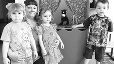 У младшего воспитателя Ирины Гавриленко с ребятишками полное взаимопонимание. Фото Марины ЛУПЕЙКЕНЕ