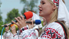 Народный самодеятельный коллектив Новосибирского центра белорусской культуры фольклорный ансамбль «Крыничка» — образец для юных артистов. Фото Андрея БАУЛИНА