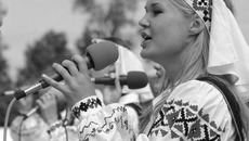 Народный самодеятельный коллектив Новосибирского центра белорусской культуры фольклорный ансамбль «Крыничка» — образец для юных артистов. Фото Андрея БАУЛИНА