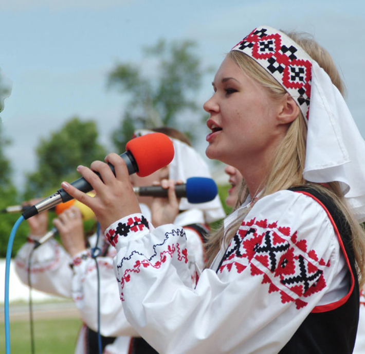 Народный самодеятельный коллектив Новосибирского центра белорусской культуры фольклорный ансамбль «Крыничка» — образец для юных артистов. Фото Андрея БАУЛИНА