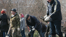 Первая весенняя уборка открывает череду общегородских субботников, которые планируется проводить до середины мая. Фото Михаила ПЕРМИНА