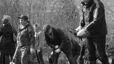 Первая весенняя уборка открывает череду общегородских субботников, которые планируется проводить до середины мая. Фото Михаила ПЕРМИНА