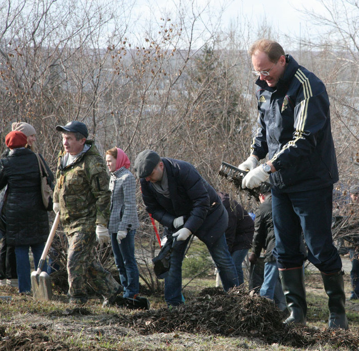 Первая весенняя уборка открывает череду общегородских субботников, которые планируется проводить до середины мая. Фото Михаила ПЕРМИНА